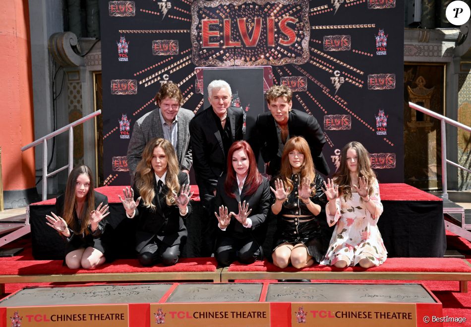Lisa Marie Presley, fille unique du &quot;King&quot; Elvis, sa mère Priscilla et ses filles Riley, Harper et Finley, en compagnie de Baz Luhrmann et Austin Butler - Hollywood Boulevard, Los Angeles, 21 juin 2022.   