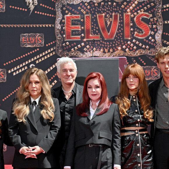 Lisa Marie Presley, fille unique du "King" Elvis, sa mère Priscilla et ses filles Riley, Harper et Finley, en compagnie de Baz Luhrmann et Austin Butler - Hollywood Boulevard, Los Angeles, 21 juin 2022.