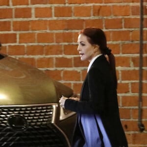 Exclusif - Priscilla Presley, 77 ans, embrasse son amie à la sortie d'un dîner dans un restaurant italien discret à Los Angeles, Californie, Etats-Unis, le 14 novembre 2022. 