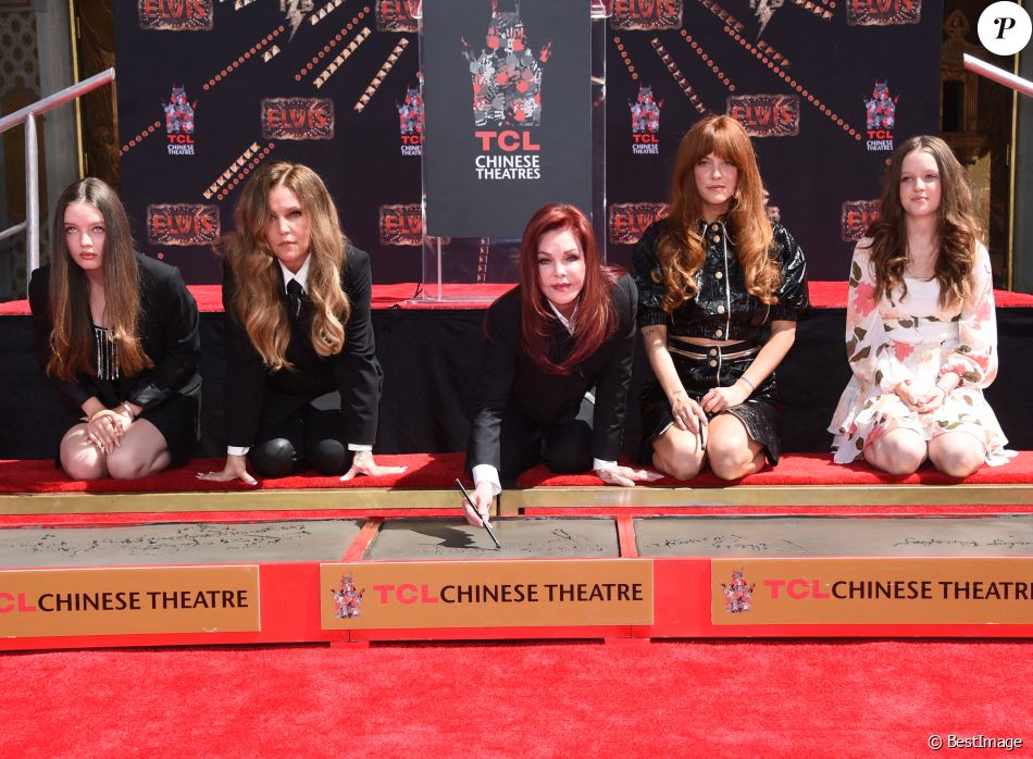 Finley Lockwood, Lisa Marie Presley, Priscilla Presley, Riley Keough and Harper Lockwood - Trois générations de Presley laissent leurs empreintes dans le ciment du TCL Chinese Theater pour célébrer la sortie du film &quot;Elvis&quot; à Los Angeles, le 21 juin 2022.   