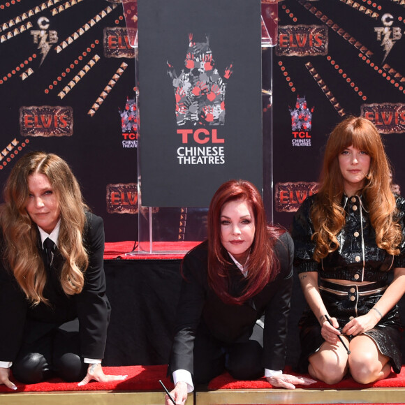 Finley Lockwood, Lisa Marie Presley, Priscilla Presley, Riley Keough and Harper Lockwood - Trois générations de Presley laissent leurs empreintes dans le ciment du TCL Chinese Theater pour célébrer la sortie du film "Elvis" à Los Angeles, le 21 juin 2022. 