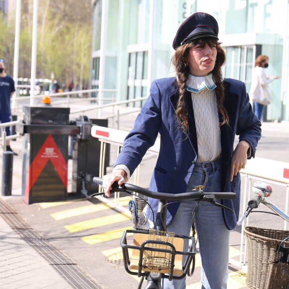 L'auteure-compositrice-interprète Lou Doillon quitte les studios de Radio France et prend son vélo électrique, à Paris, France, le 30 mars 2021. © Panoramic/Bestimage 