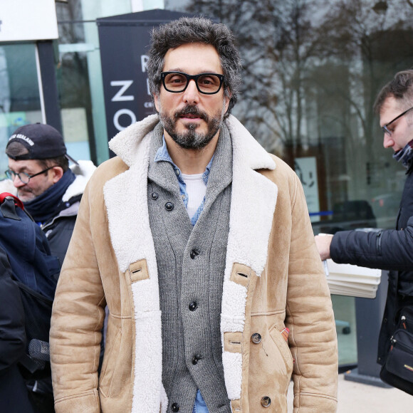 Exclusif - Vincent Elbaz signe des autographes à la sortie des studios de Radio France à Paris, le 15 décembre 2021.