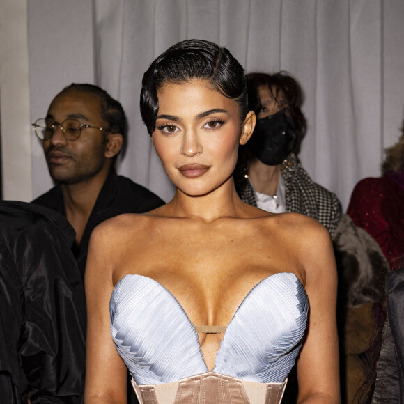 Kylie Jenner au front Row du défilé Jean-Paul Gaultier (JPG) x Haider Ackermann "Collection Haute Couture Printemps/Eté 2023" lors de la Fashion Week de Paris (PFW). 