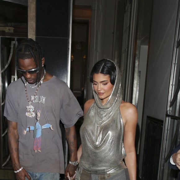 Kylie Jenner et son compagnon Travis Scott sortent de leur hôtel à Londres pour aller au club Tape London le 7 août 2022. 