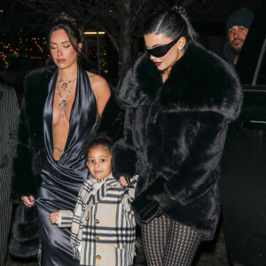 Kylie Jenner, sa fille Stormi et Stassie Karanikolaou au dîner de réveillon du Nouvel An à Aspen, Colorado, Etats-Unis. 