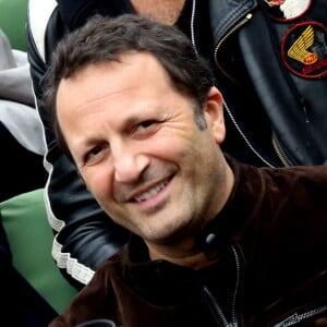 Arthur (Jacques Essebag) et sa compagne Mareva Galanter dans les tribunes de la finale homme des internationaux de France de Roland Garros à Paris. © Moreau-Jacovides / Bestimage.