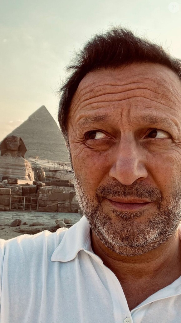 Arthur prend la pose devant le Sphinx, en Egypte. Le 11 novembre 2022.