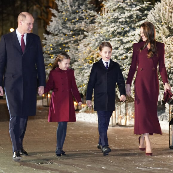 Le prince William, prince de Galles, Catherine (Kate) Middleton, princesse de Galles, et leurs enfants, le prince George de Galles, et la princesse Charlotte de Galles, arrivent pour le "Together at Christmas" Carol Service à l'abbaye de Westminster à Londres, Royaume uni, le 15 décembre 2022. 