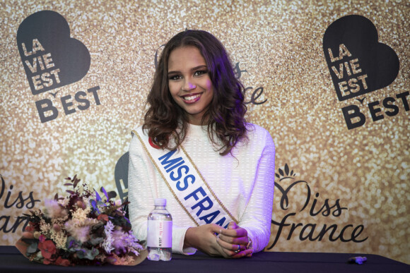 Première sortie nationale pour la Miss France 2023, Indira Ampiot, au centre commercial B Est à Farébersviller. Le 7 janvier 2023 © Elyxandro Cegarra / Panoramic / Bestimage