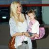 Tori Spelling et sa fille Stella en courses (19 février 2010 à West Hollywood)