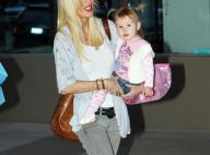 Tori Spelling se promène en famille... mais c'est son fils Liam, 2 ans, qui gère la maison !