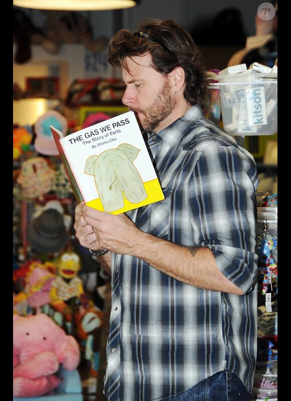 Dean McDermott lit un livre sur les pets (19 février 2010 dans un magasin de jouets de L.A.)