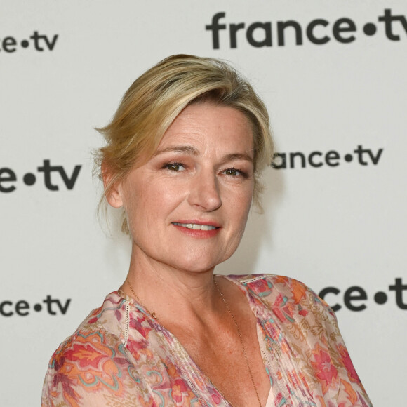 Anne-Élisabeth Lemoine au photocall pour la conférence de presse de rentrée de France TV à la Grande Halle de la Villette à Paris, France, le 6 juillet 2022. © Coadic Guirec/Bestimage