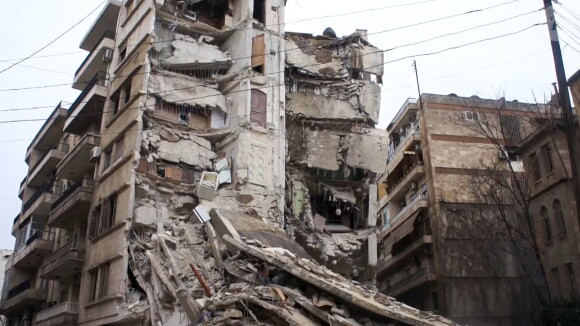 Dégagement des débris d'un bâtiment endommagé lors du tremblement de terre de magnitude 7,7 d'Alep en Syrie, le 6 février 2023, qui a frappé la région turque de Kahramanmaras. © Russian Defence Ministry/Tass/bestimage