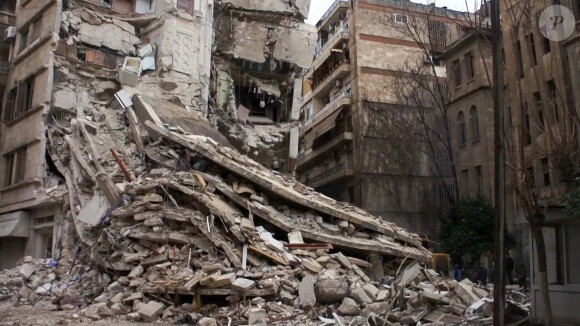 Dégagement des débris d'un bâtiment endommagé lors du tremblement de terre de magnitude 7,7 d'Alep en Syrie, le 6 février 2023, qui a frappé la région turque de Kahramanmaras. © Russian Defence Ministry/Tass/bestimage