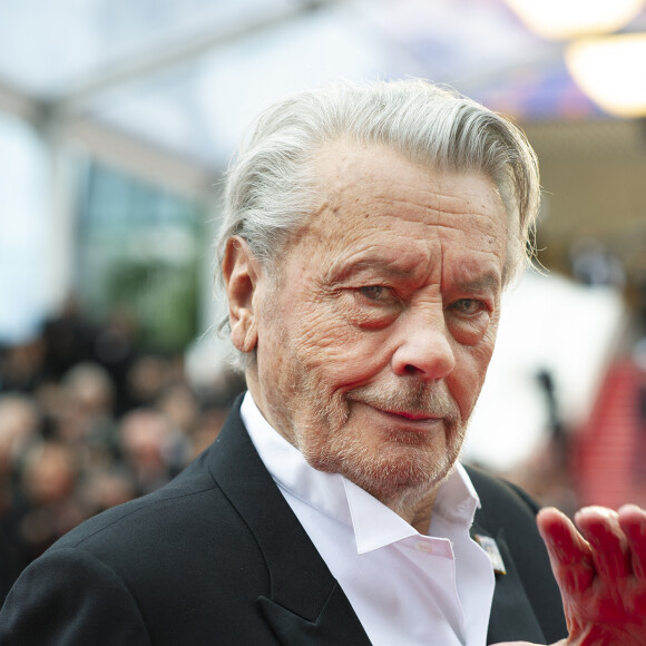 Exclusif - Alain Delon (avec un badge Paris Match d'une ancienne couverture du magazine titrant "Alain Delon, mes deux amours, Rosalie et Anouchka) - Arrivée des people à la montée des marches du film "A Hidden Life" lors du 72ème Festival International du Film de Cannes, le 19 mai 2019. 