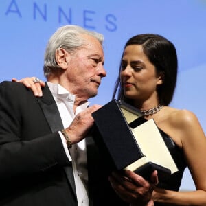 Alain Delon (avec un badge Paris Match d'une ancienne couverture du magazine titrant "Alain Delon, mes deux amours, Rosalie et Anouchka) et sa fille Anouchka (Robe Elie Saab) - Remise de la Palme d'Honneur à Alain Delon lors du 72ème Festival International du Film de Cannes.  © Jacovides-Moreau / Bestimage 