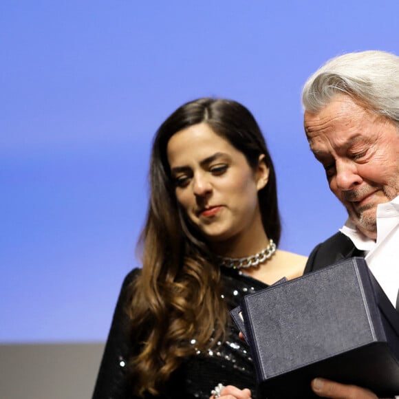 Alain Delon (avec un badge Paris Match d'une ancienne couverture du magazine titrant "Alain Delon, mes deux amours, Rosalie et Anouchka) et sa fille Anouchka (Robe Elie Saab) - Remise de la Palme d'Honneur à Alain Delon lors du 72ème Festival International du Film de Cannes. Le 19 mai 2019 © Jacovides-Moreau / Bestimage 