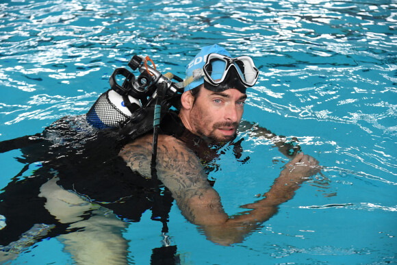 Exclusif - Tatiana Silva et Camille Lacourt participent au Défi de l'Eau au profit de l'Unicef à la Piscine de Vanves le 15 octobre 2022. Tatiana Silva, ambassadrice de l'UNICEF France depuis 2018 et le quintuple champion du monde, Camille Lacourt à la piscine de Vanves à la rencontre d'une centaine d'enfants pour participer à plusieurs activités autour de l'eau dans le but de récolter un maximum de don pour Madagascar. Ce rassemblement sera l'occasion pour nos deux ambassadeurs de nager le premier kilomètre d'un défi collectif digital organisé sur Swimming Heroes, l'application officielle de la FFN. Ce défi verra s'affronter la Team Tatiana et la Team Camille du 15 octobre au 15 novembre dans l'objectif de nager le plus de kilomètres en équipe sur un mois pour débloquer des fonds en faveur des enfants de Madagascar. " Mon métier et mon implication auprès de l'UNICEF m'ont permis de me rendre compte des conséquences du dérèglement climatique et du manque d'accès à l'eau potable des populations vulnérables. Je suis honorée d'être marraine du Défi de l'Eau et d'ainsi poursuivre mon implication dans les programmes WASH que l'UNICEF déploie à Madagascar ", explique la nouvelle marraine du Défi de l'Eau, Tatiana Silva. En effet, dans le cadre d'une mission avec l'UNICEF, Tatiana Silva s'était rendue à Madagascar en 2018 pour rencontrer les enfants menacés par le changement climatique. La présentatrice météo poursuit ainsi son engagement pour sensibiliser le public français aux effets liés au changement climatique et à la menace qu'ils représentent pour les enfants vulnérables. De son côté, Camille Lacourt, après s'être rendu en Haïti en 2018 pour témoigner des difficultés rencontrées dans le pays mais aussi des progrès qui ont pu être réalisés grâce au partenariat de la FFN avec l'UNICEF France, sera pour la huitième fois consécutive parrain de cet événement solidaire. © Giancarlo Gorassini / Bestimage