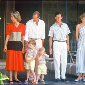 ARCHIVES - Le prince Felipe d'Espagne avec la reine Sophia, le roi Juan Carlos, le prince Charles, la princesse Diana et leurs enfants William et Harry en Espagne à Palma de Majorque en 1986 