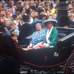 Le prince William, la princesse Diana et la reine mère assistent à la parade Trooping the colour en carrosse en 1986 