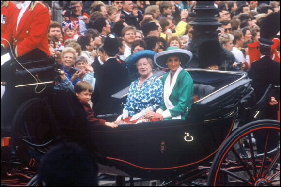 Le prince William, la princesse Diana et la reine mère assistent à la parade Trooping the colour en carrosse en 1986 