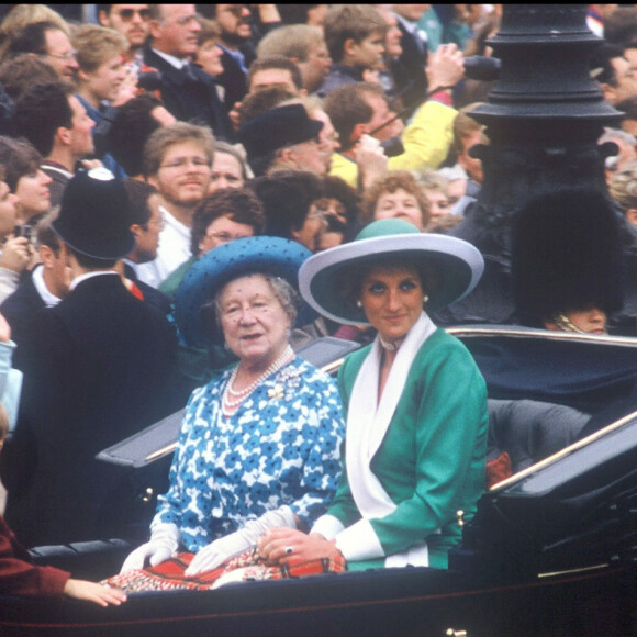 Le prince William, la princesse Diana et la reine mère assistent à la parade Trooping the colour en carrosse en 1986 