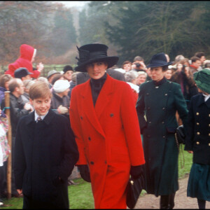 ARCHIVES - Le prince William et sa mère Lady Diana à la sortie de la cathédrale de Sandringham à Noël en 1993 