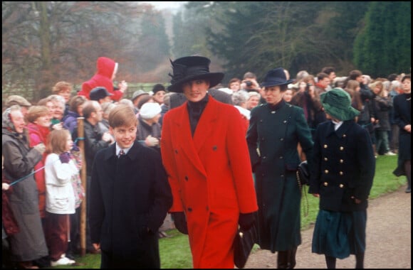 ARCHIVES - Le prince William et sa mère Lady Diana à la sortie de la cathédrale de Sandringham à Noël en 1993 