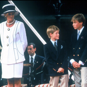 ARCHIVES - La princesse Diana, ses fils Harry et William et Charles, prince à l'époque, pour le 50ème anniversaire de la victoire des alliés en 1995 