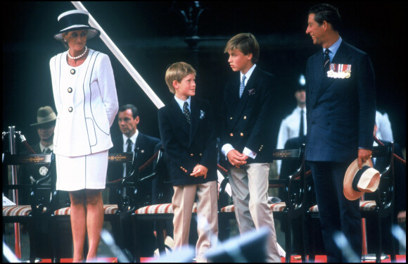 ARCHIVES - La princesse Diana, ses fils Harry et William et Charles, prince à l'époque, pour le 50ème anniversaire de la victoire des alliés en 1995 