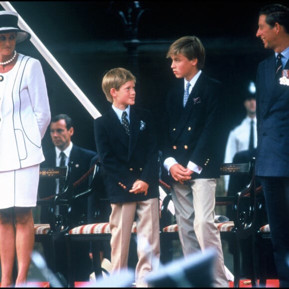 ARCHIVES - La princesse Diana, ses fils Harry et William et Charles, prince à l'époque, pour le 50ème anniversaire de la victoire des alliés en 1995 