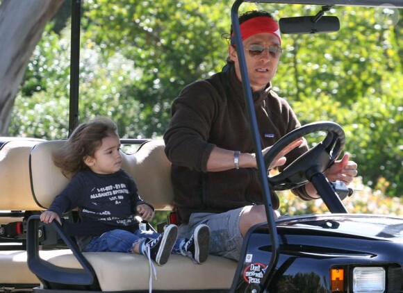 Matthew McConaughey et son fils Levi : balade entre hommes (16 février 2010 à Los Angeles)