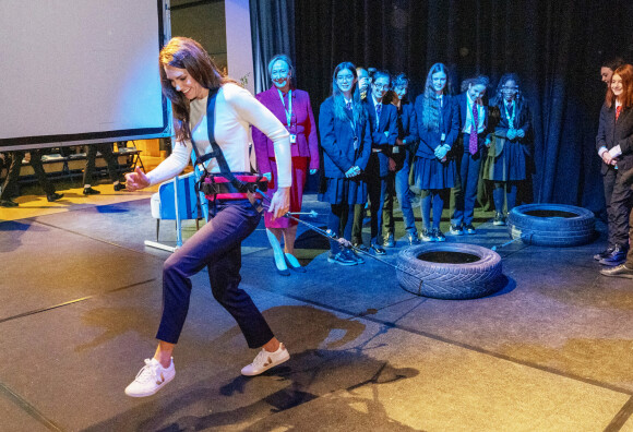 Catherine (Kate) Middleton, princesse de Galles, lors d'une visite au Landau Forte College, à Derby, Royaume Uni, le 8 février 2023, pour célébrer le retour du capitaine Preet Chandi de son expédition en solo à travers l'Antarctique. 