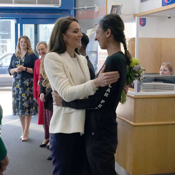 Catherine (Kate) Middleton, princesse de Galles, lors d'une visite au Landau Forte College, à Derby, Royaume Uni, le 8 février 2023, pour célébrer le retour du capitaine Preet Chandi de son expédition en solo à travers l'Antarctique. 