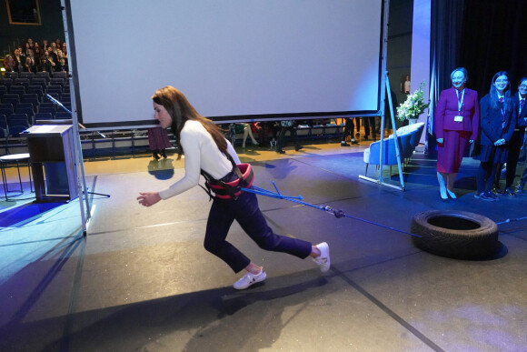 Catherine (Kate) Middleton, princesse de Galles, lors d'une visite au Landau Forte College, à Derby, Royaume Uni, le 8 février 2023, pour célébrer le retour du capitaine Preet Chandi de son expédition en solo à travers l'Antarctique. 