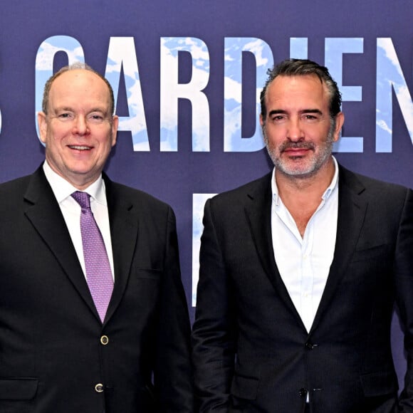 Le prince Albert II de Monaco et Jean Dujardin durant l'avant première mondiale au Grimaldi Forum à Monaco du film "Les gardiennes de la planète" réalisé par Jean-Albert Lièvre et raconté par J.Dujardin. © Bruno Bebert / Bestimage