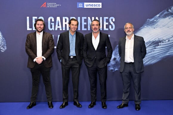 Julien Seul, l'un des producteurs du film, Jean-Albert Lièvre, le réalisateur, Jean Dujardin et son frère Marc Dujardin producteur du film durant l'avant première mondiale au Grimaldi Forum à Monaco, le 9 février 2023, du film "Les gardiennes de la planète" réalisé par Jean-Albert Lièvre et raconté par J.Dujardin.  © Bruno Bebert / Bestimage