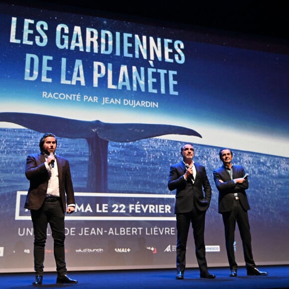 Julien Seul, l'un des producteurs du film, Jean Dujardin et Jean-Albert Lièvre, le réalisateur, durant l'avant première mondiale au Grimaldi Forum à Monaco, le 9 février 2023, du film "Les gardiennes de la planète" réalisé par Jean-Albert Lièvre et raconté par J.Dujardin. © Bruno Bebert / Bestimage