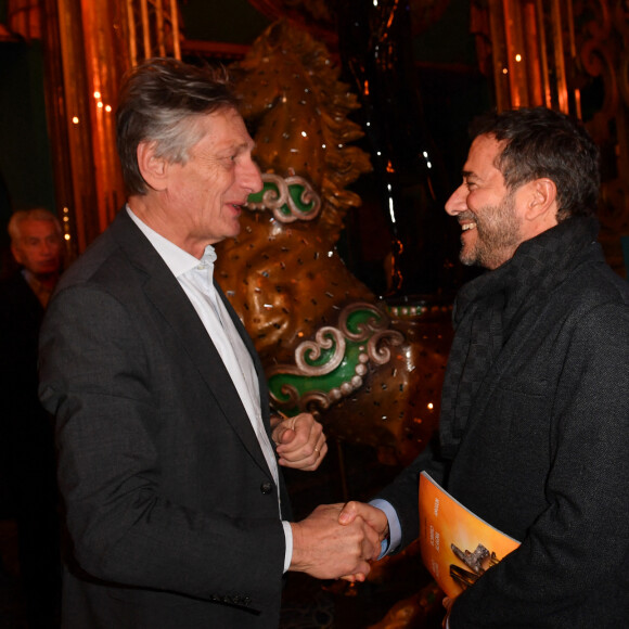 Exclusif - Bernard Montiel et Nicolas de Tavernost à la générale de la comédie musicale "Al Capone" aux Folies Bergère à Paris le 9 février 2023. © Veeren / B. Rindoff / Bestimage 