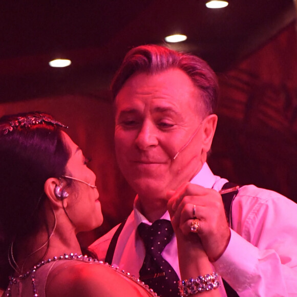 Exclusif - Roberto Alagna (Al Capone), Anggun (dans le rôle de Lily) en représentation lors de la générale de la comédie musicale "Al Capone" aux Folies Bergère à Paris le 9 février 2023. © Veeren / B. Rindoff / Bestimage 