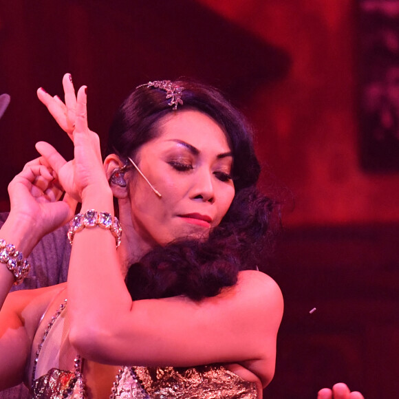 Exclusif - Anggun (dans le rôle de Lily) en représentation lors de la générale de la comédie musicale "Al Capone" aux Folies Bergère à Paris le 9 février 2023. © Veeren / B. Rindoff / Bestimage 