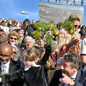 Christian Etrosi, le maire de Nice, sa femme Laura Tenoudji, Bianca, leur fille, accompagnés des petits enfants du maire, de l'artiste sculpteur Richard Orlinski, sa compagne, Elisa Bachir Bey et la chanteuse Carla Lazzari ont assisté à l'ouverture du 150eme Carnaval de Nice "Roi des Trésors du Monde" à Nice, France, le 11 février 2023. © Bruno Bebert/Bestimage 