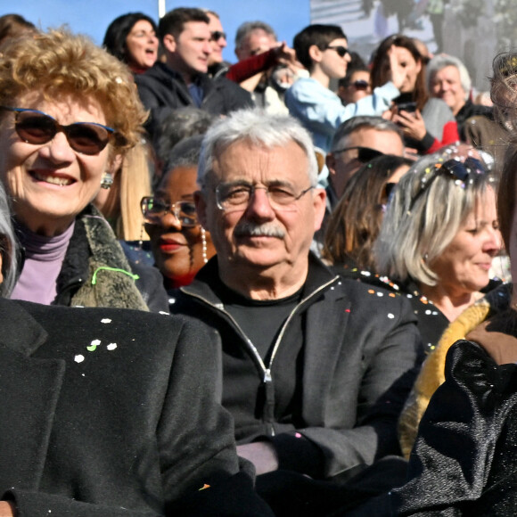 Christian Etrosi, le maire de Nice, sa femme Laura Tenoudji, Bianca, leur fille, accompagnés des petits enfants du maire, de l'artiste sculpteur Richard Orlinski, sa compagne, Elisa Bachir Bey et la chanteuse Carla Lazzari ont assisté à l'ouverture du 150eme Carnaval de Nice "Roi des Trésors du Monde" à Nice, France, le 11 février 2023. © Bruno Bebert/Bestimage 