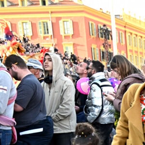 Christian Etrosi, le maire de Nice, sa femme Laura Tenoudji, Bianca, leur fille, accompagnés des petits enfants du maire, de l'artiste sculpteur Richard Orlinski, sa compagne, Elisa Bachir Bey et la chanteuse Carla Lazzari ont assisté à l'ouverture du 150eme Carnaval de Nice "Roi des Trésors du Monde" Le Carnaval de Nice se déroule du 10 au 26 février 2023. Le Carnaval niçois est l'un des trois plus grands et plus prestigieux au Monde avec ceux de Rio et de Venise. Nice, France, le 11 février 2023. © Bruno Bebert / Bestimage