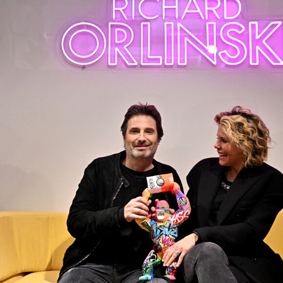 Laura Tenoudji Estrosi et Richard Orlinski durant l'ouverture du 1er concept store "Richard Orlinski" aux Galeries Lafayette à Nice, le 10 février 2023. Cet espace dédié aux produits dérivés de l'artiste tels que les livres, bagages, casquettes, t-Shirts ou bien stylos et autres accessoires sont à découvrir au sein de l'espace maison au niveau 4 des Galeries Nice Masséna. C'est Laura Tenoudji Estrosi, qui est à l'origine de cette installation. Il y a un peu plus de 15 jours, elle a mis en relation l'artiste contemporain français le plus vendu au monde avec la direction du magasin niçois. Avec comme point de départ l'ouverture du 150ème Carnaval de Nice, où dans le village du Carnaval, Richard Orlinski, expose un de ses Kongs. Ce pop up store, va présenter au public azuréens des objets accessibles à tous, et tous les prix. © Bruno Bebert / Bestimage 