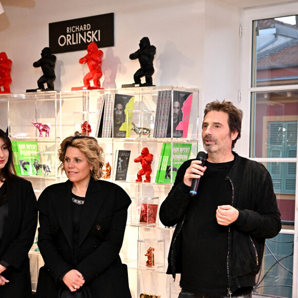 Laura Tenoudji Estrosi et Richard Orlinski durant l'ouverture du 1er concept store "Richard Orlinski" aux Galeries Lafayette à Nice, le 10 février 2023. Cet espace dédié aux produits dérivés de l'artiste tels que les livres, bagages, casquettes, t-Shirts ou bien stylos et autres accessoires sont à découvrir au sein de l'espace maison au niveau 4 des Galeries Nice Masséna. C'est Laura Tenoudji Estrosi, qui est à l'origine de cette installation. Il y a un peu plus de 15 jours, elle a mis en relation l'artiste contemporain français le plus vendu au monde avec la direction du magasin niçois. Avec comme point de départ l'ouverture du 150ème Carnaval de Nice, où dans le village du Carnaval, Richard Orlinski, expose un de ses Kongs. Ce pop up store, va présenter au public azuréens des objets accessibles à tous, et tous les prix. © Bruno Bebert / Bestimage 