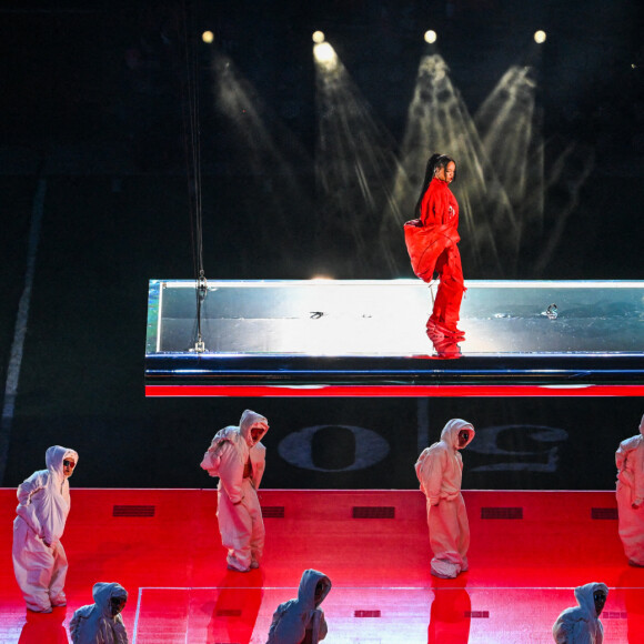 Rihanna sur scène lors du "Halftime Show" du Super Bowl le 12 février 2023 au State Farm Stadium de Glendale (Arizona)