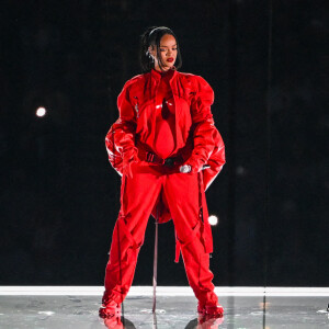 Rihanna sur scène lors du "Halftime Show" du Super Bowl le 12 février 2023 au State Farm Stadium de Glendale (Arizona) : elle a révélé son corps de femme enceinte sur scène. Elle porte des boucles d'oreilles de la marque Messika